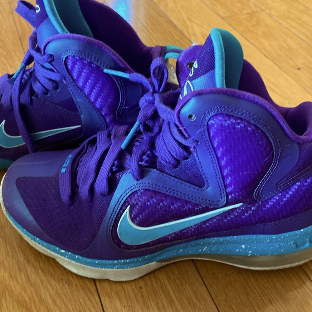EUC Lebron James Nike Boys Summit Lake Hornets 9 size 6 purple  2017 originals